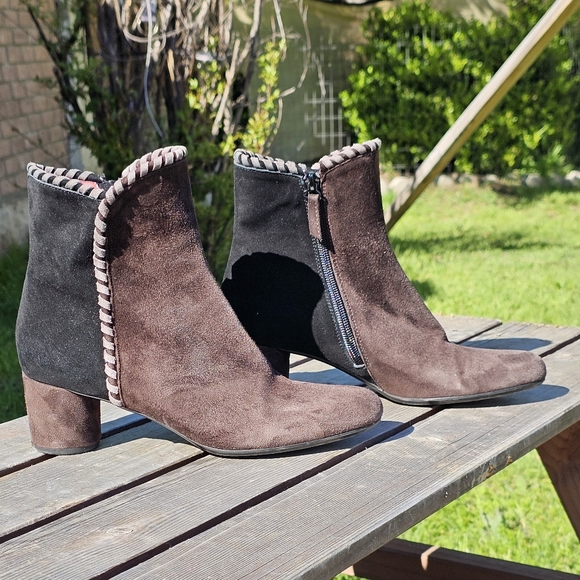 Pas De Rouge suede ankle boots - Picture 2 of 10